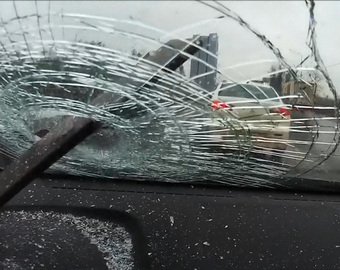 Водитель легковушки уцелел, когда рессора грузовика пробила его лобовое стекло