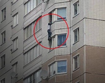 Москвич едва не свалился с 15-го этажа из-за селфи, но остался жив и заплатил штраф