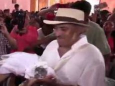 Мексиканский мэр вновь женился на крокодиле