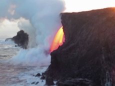 Лава из гавайского вулкана вскипятила океан