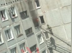 Дети спасались от пожара на карнизе восьмого этажа
