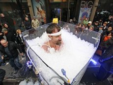 Вим Хоф два часа просидел в ледяном ящике