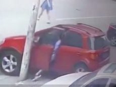 Самое нелогичное ДТП: автоледи сломала ногу, используя ее вместо «якоря»