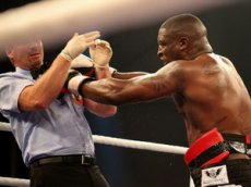 Британский боксер-супертяж побил в ринге судью