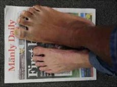 Обладатель самых больших ступней в мире попал в Книгу рекордов Гиннеса