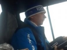Засыпающий за рулем маршрутки водитель попал на видео