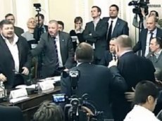 В Раде депутат-«радикал» бросил бутылку в выходца из «Правого сектора»