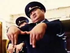 Видео с танцующими якутскими полицейскими взорвало Сеть
