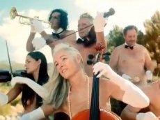 В Англии запретили рекламу с голыми людьми