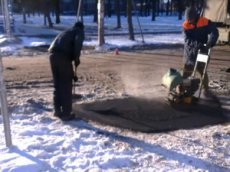 В Красном Селе асфальт укладывают прямо на снег