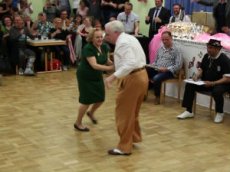 Пенсионеры порвали танцпол зажигательным буги-вуги