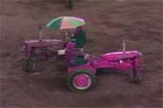 Старушки вальсируют на тракторах