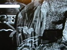 В кинохронике Чаплина нашли женщину с … мобильным!