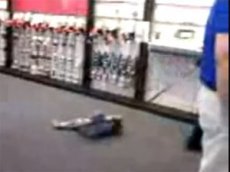 Безумная мамаша гуляла с ребенком … на поводке!