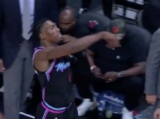 Игрок НБА запустил кроссовком на трибуны