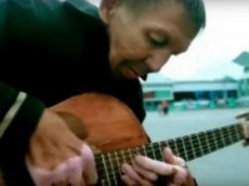 Новосибирский бомж-гитарист стал звездой интернета