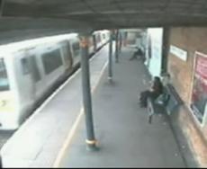 Съемка камерой наблюдения: велосипедист чудом спасся от поезда