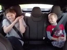 Как пассажиры реагируют на ускорение новой Tesla Model S