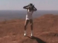 Французская стриптизерша разделась на священной горе