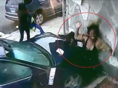 Женщина прыгнула под машину, спасая ребенка