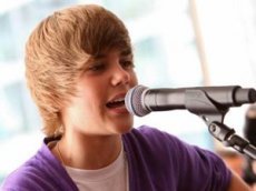 Джастина Бибера забросали бутылками