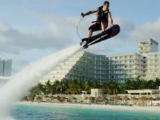 Экстремал-изобретатель представил летающий водный «скейтборд»