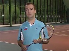 Медведев призвал россиян играть в бадминтон