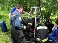 Женщина провалилась в канализационный люк