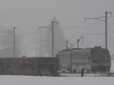 В Швейцарии ураган снес поезд с рельсов