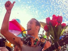 Группа Coldplay выпустила позитивный клип