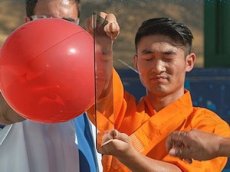 Шаолиньский монах пробил иголкой стекло