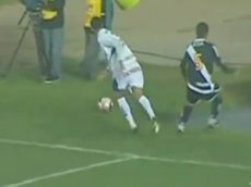 Футболист после жесткого столкновения на поле улетел в раздевалку стадиона