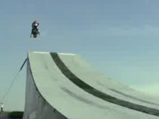 Экстремал прыгнул на снегоходе на 110 метров