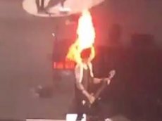 У гитариста группы "5 Seconds of Summer" на сцене загорелись волосы