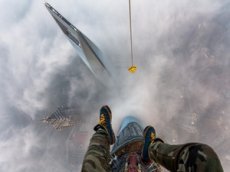 Экстремал без страховки поднялся на самую высокую стройку мира