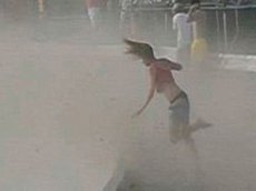 Струя воздуха от двигателя самолета сдула женщину