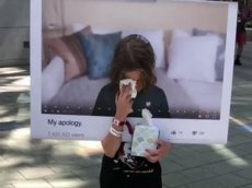Мальчик спародировал нелепые извинения блогеров и стал звездой
