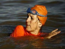 Посол Голландии переплыла Нил в хиджабе