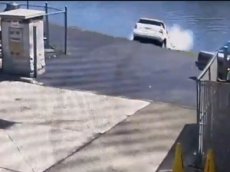 Женщина утопила свой автомобиль в реке