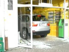 Ксения Собчак въехала на автомобиле в витрину