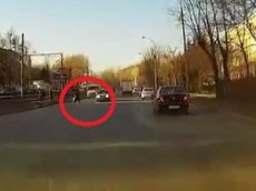 В Екатеринбурге машина сбила школьника, поленившегося дойти до «зебры»