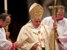 Напавшая на папу Римского женщина пыталась его обнять