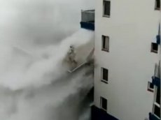 Волны обрушились на Тенерифе и смыли балконы жилого дома