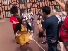 Гвардеец грубо оттолкнул туристку с фотоаппаратом