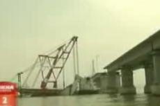 Мост рухнул на грузовое судно
