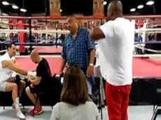 Боксер Шэннон Бриггс кинул кроссовку во Владимира Кличко