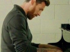 Месси сыграл на рояле гимн Лиги чемпионов