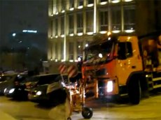 В Женеве снегоуборщик "зачистил" и автомобили