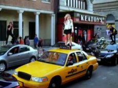 Бритни Спирс помяла крышу городского такси