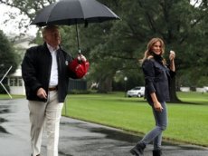 Дональд Трамп не поделился зонтом с Меланией